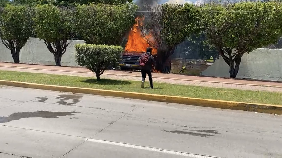 #Video Presuntos normalistas vandalizan Batallón de Infantería de Iguala #Video Presuntos normalistas vandalizan Batallón de Infantería de Iguala