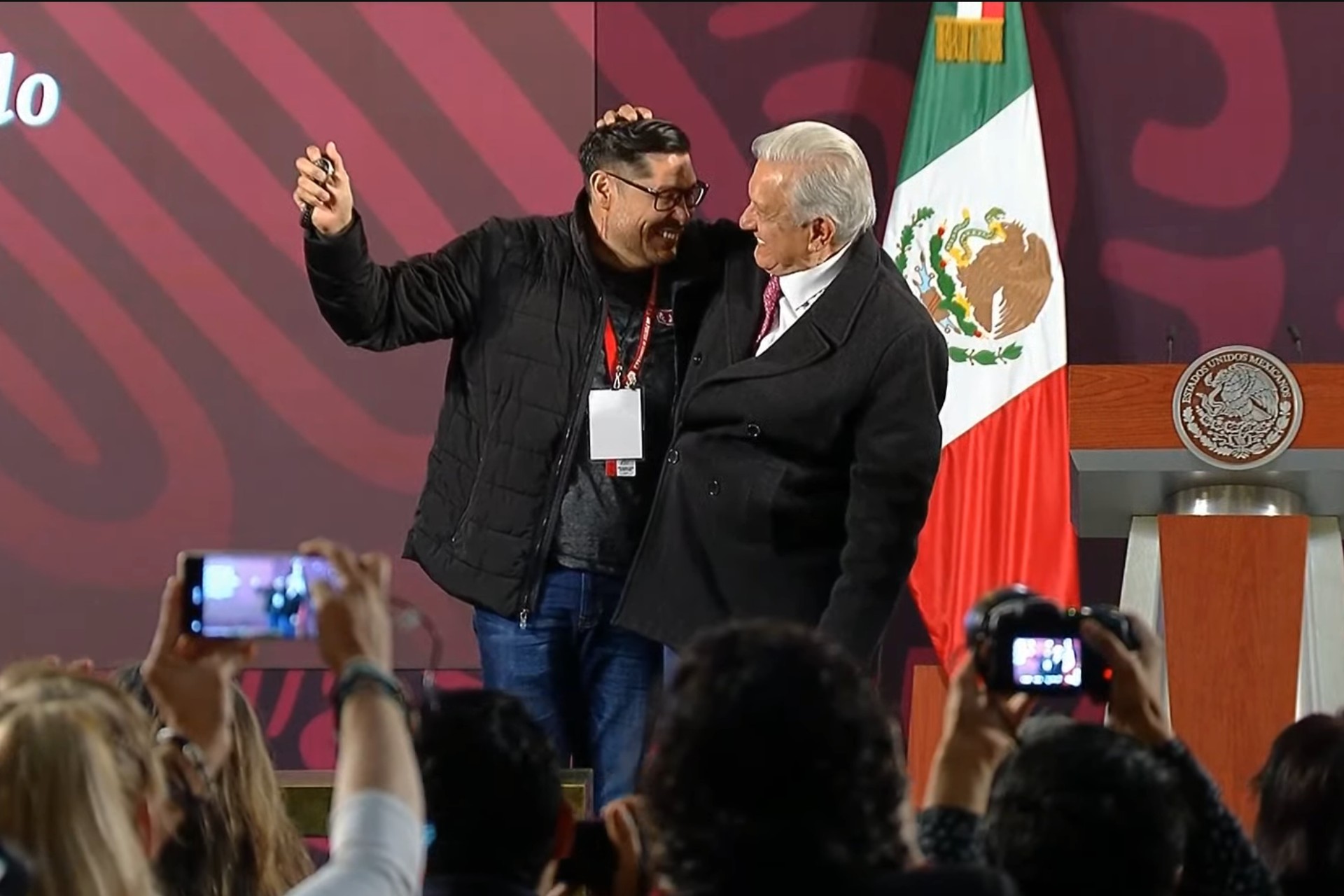 AMLO rifa un reloj entre reporteros que acudieron a la ‘mañanera’