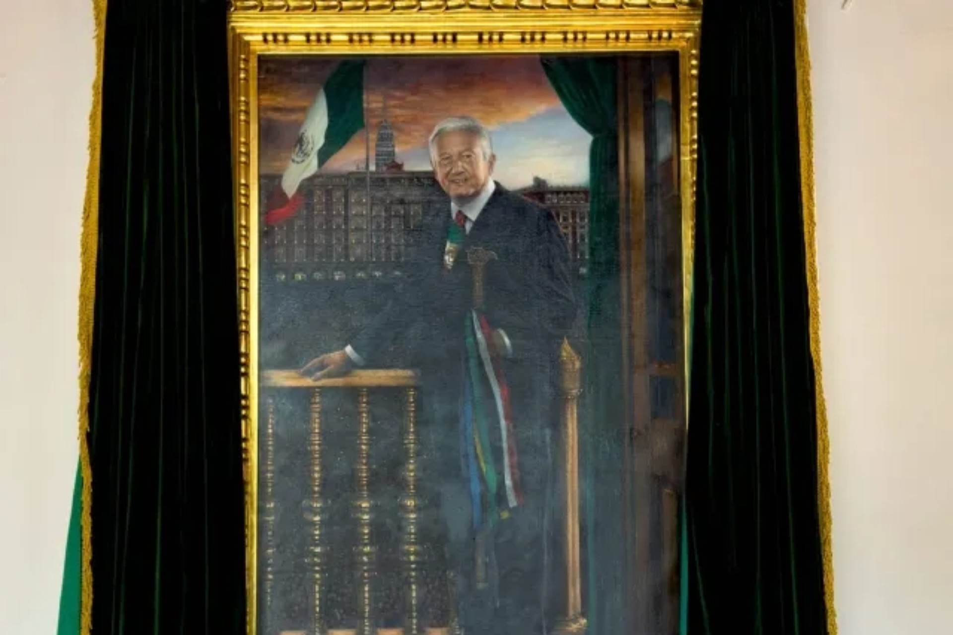 López Obrador devela su retrato oficial en Palacio Nacional