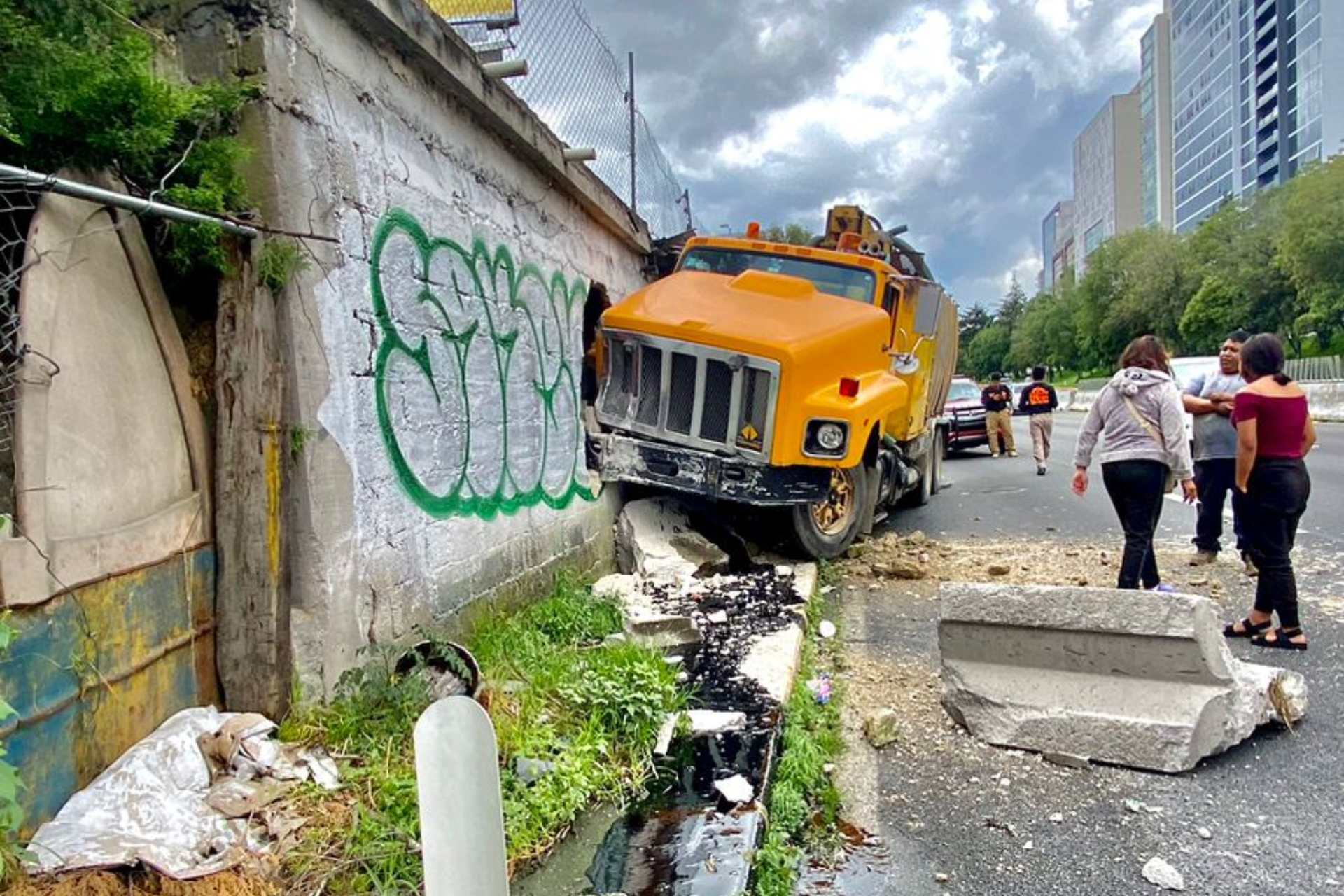 Camión impacta contra fachada de una casa en Prolongación Paseo de la Reforma, CDMX