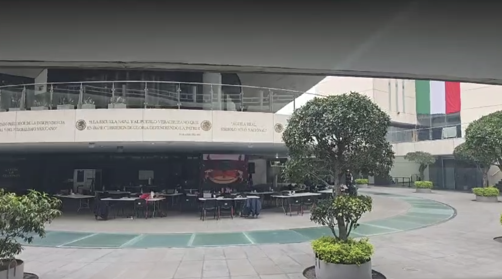 Lanzan petardos contra la sede del Senado Lanzan petardos contra la sede del Senado