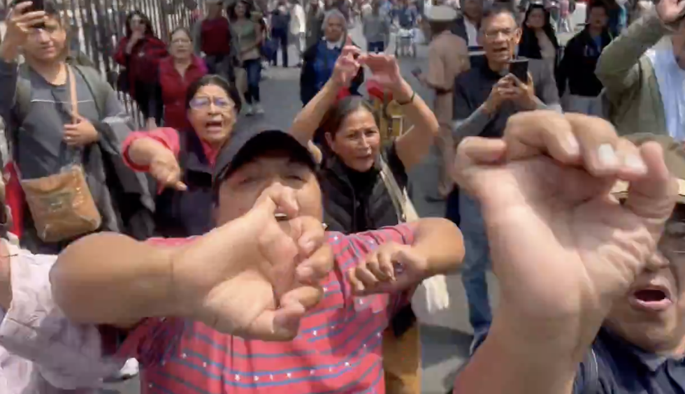 #VIDEO Simpatizantes de AMLO agreden el reportero Irving Pineda #VIDEO Simpatizantes de AMLO agreden el reportero Irving Pineda