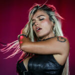 Karol G dona un millón de dólares a concierto benéfico luego del terremoto en Colombia