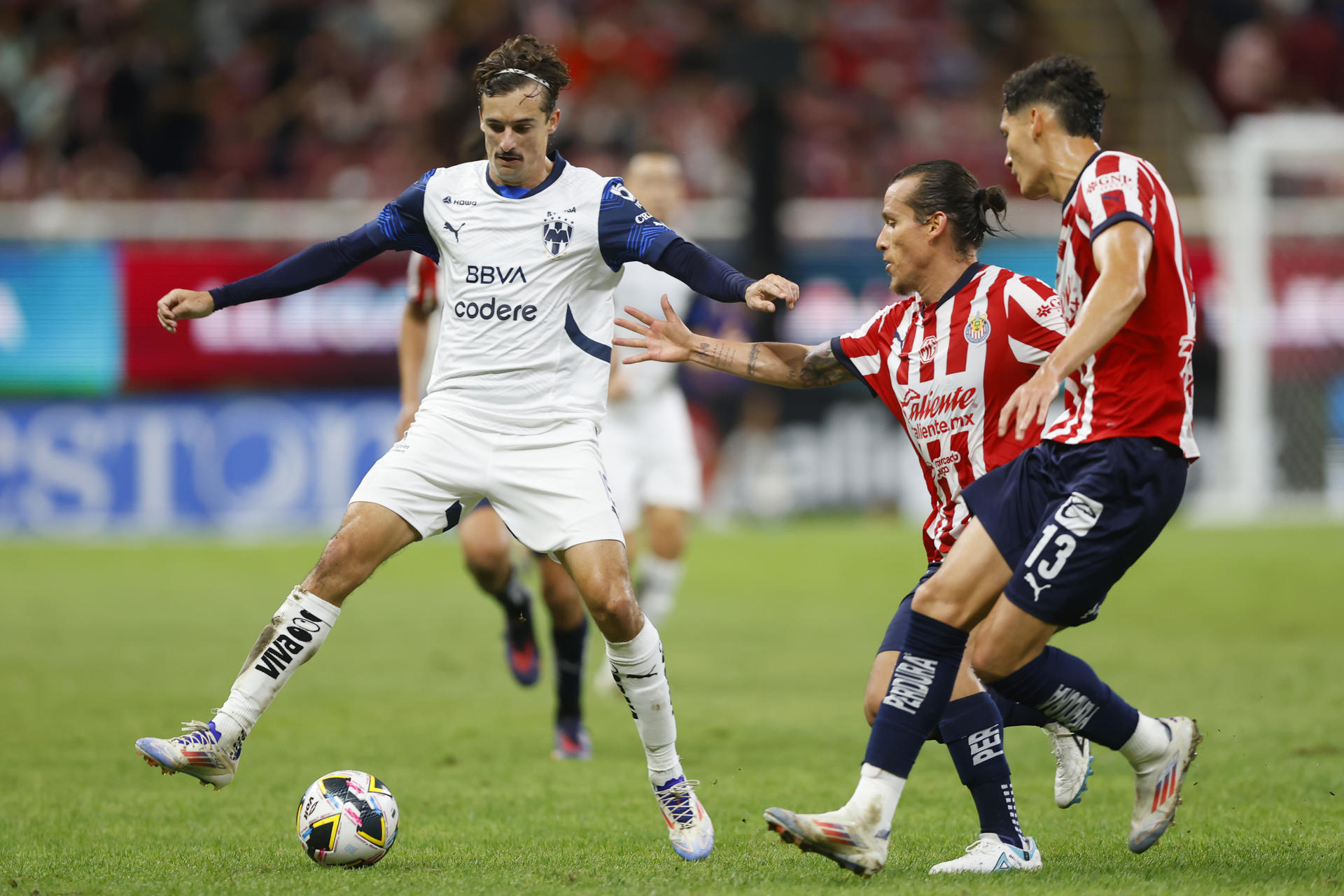Chivas empata con Rayados, Cruz Azul remonta en Pachuca y Toluca golea al Atlas Chivas empata con Rayados, Cruz Azul remonta en Pachuca y Toluca golea al Atlas