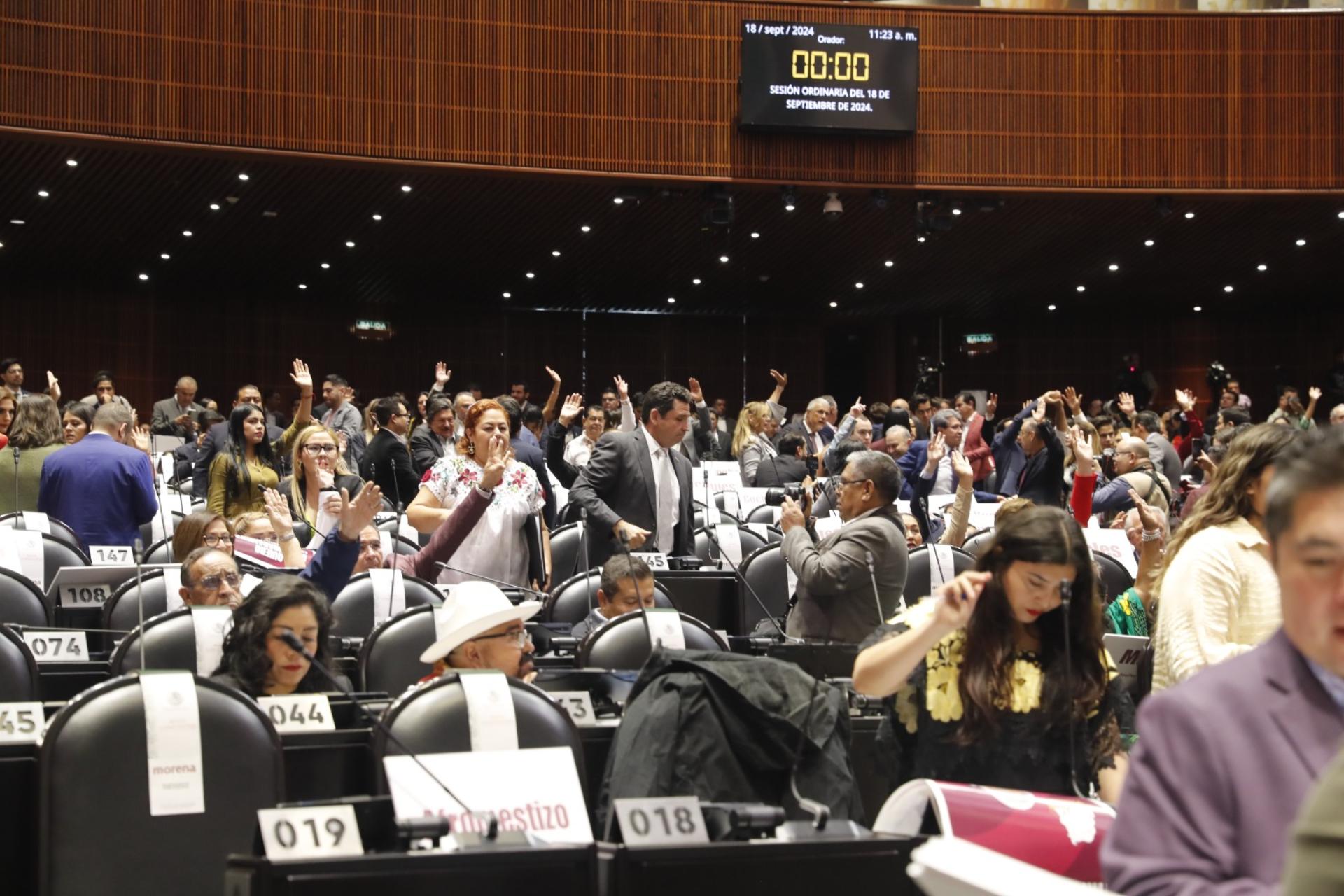 AMLO envía dos iniciativas al Congreso; plantea dar más financiamiento al Ejército y mayor control de armas