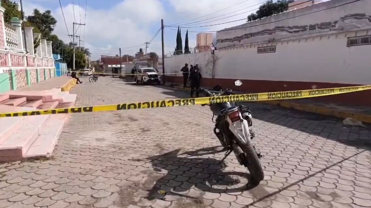 Agresión armada en primaria de Puebla deja un muerto y una maestra herida