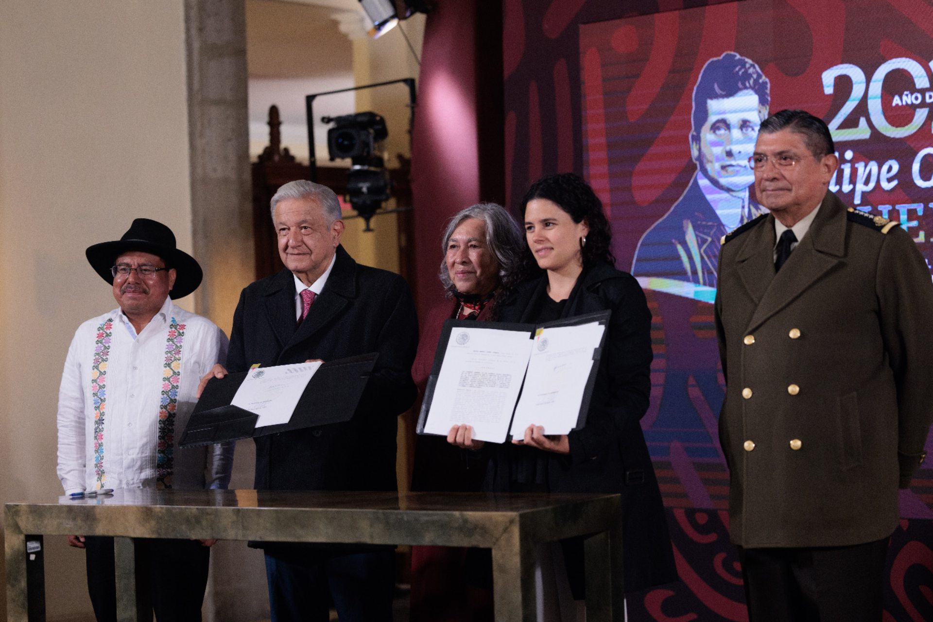 AMLO firma reformas constitucionales de la Guardia Nacional y a favor de los pueblos indígenas