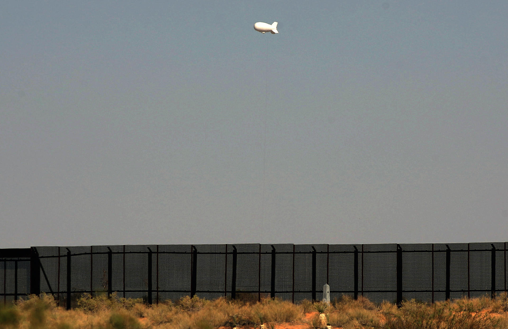 Un globo aerostático busca prevenir la muerte de migrantes en la frontera México-EE.UU.