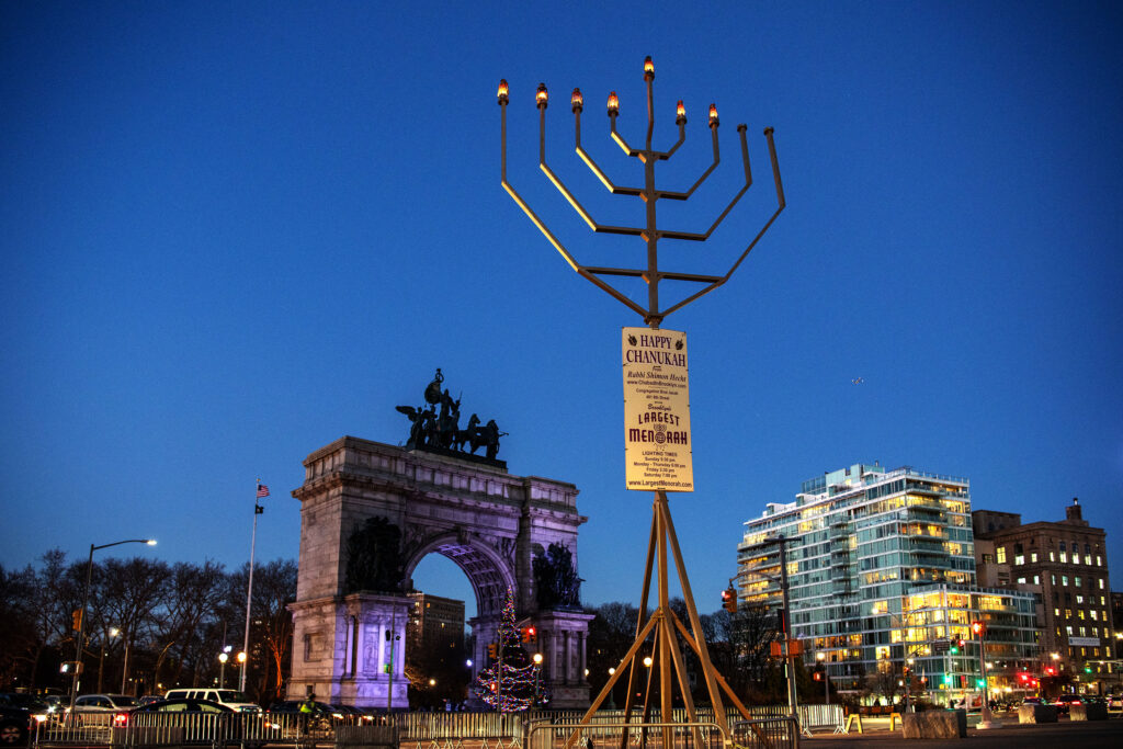 #FOTOS La magia de las festividades en Nueva York - grand-army-plaza-menorah-photo-julienne-schaer-01-1024x683