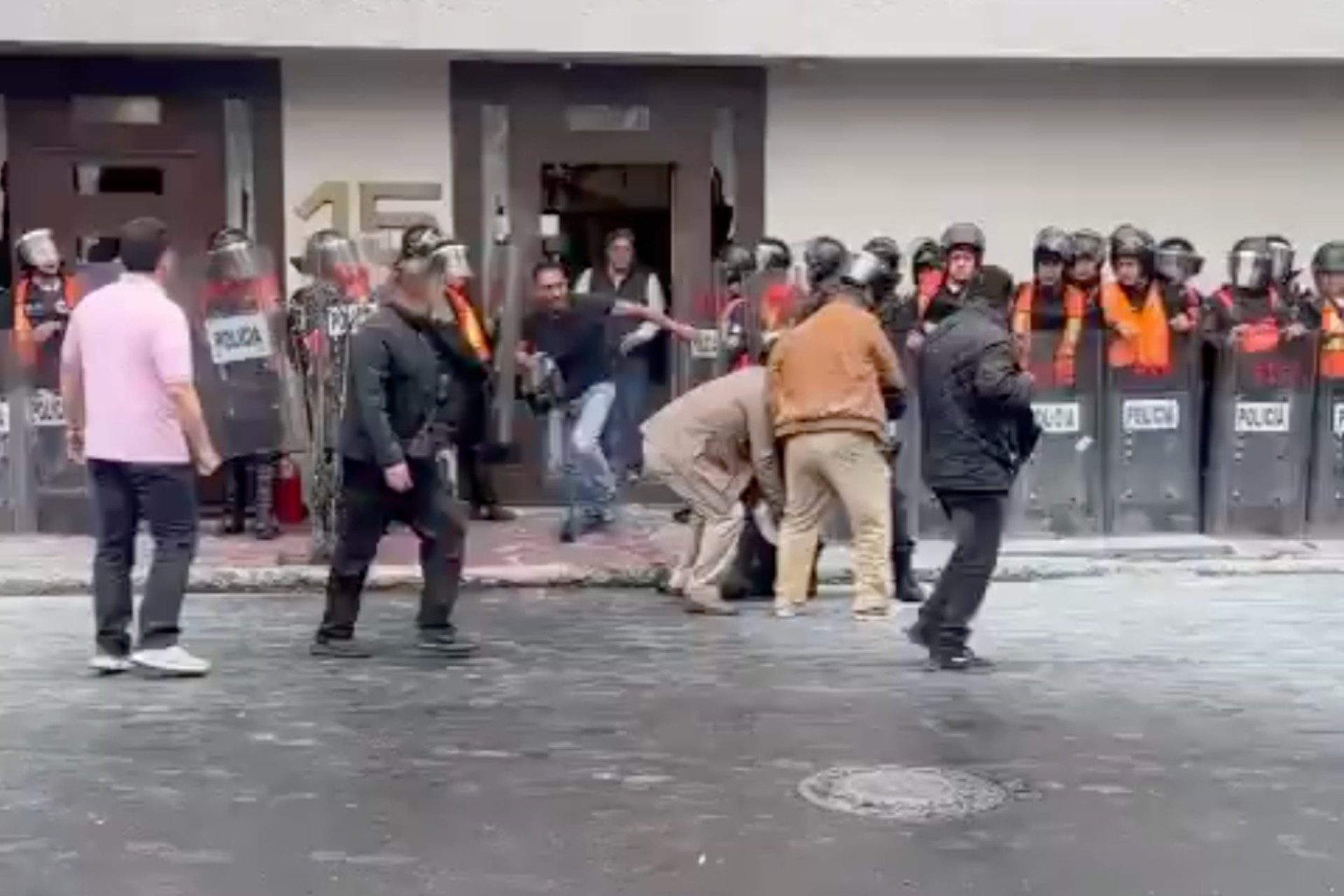 Gresca en sede del sindicato petrolero en CDMX deja al menos 6 lesionados Gresca en sede del sindicato petrolero en CDMX deja al menos 6 lesionados