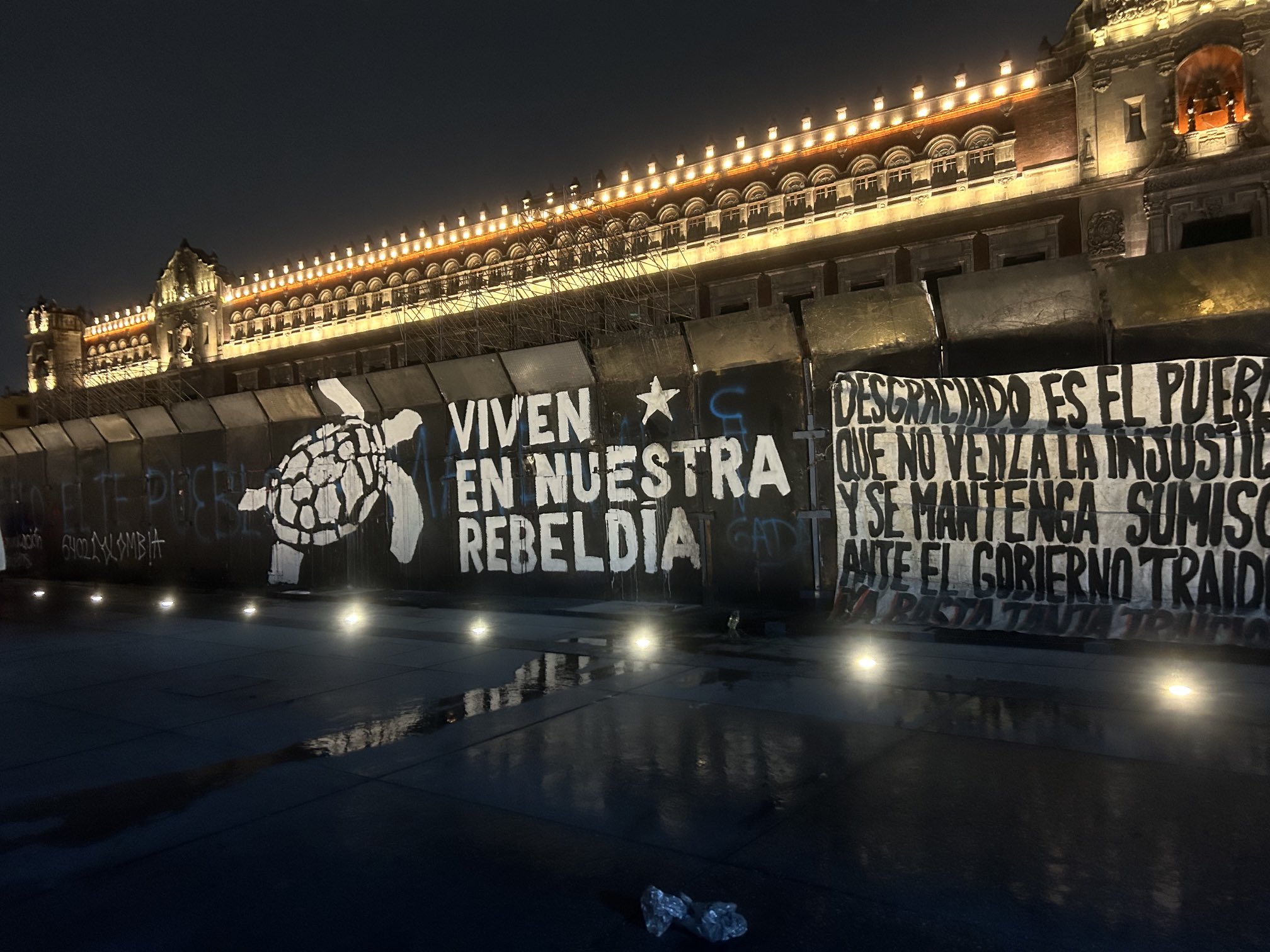 Marchan en CDMX en décimo aniversario del caso Ayotzinapa