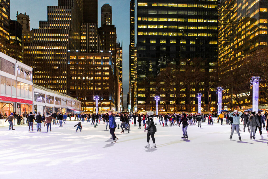 #FOTOS La magia de las festividades en Nueva York - ice-skating-bryant-park-photo-brittany-petronella-02-1024x683