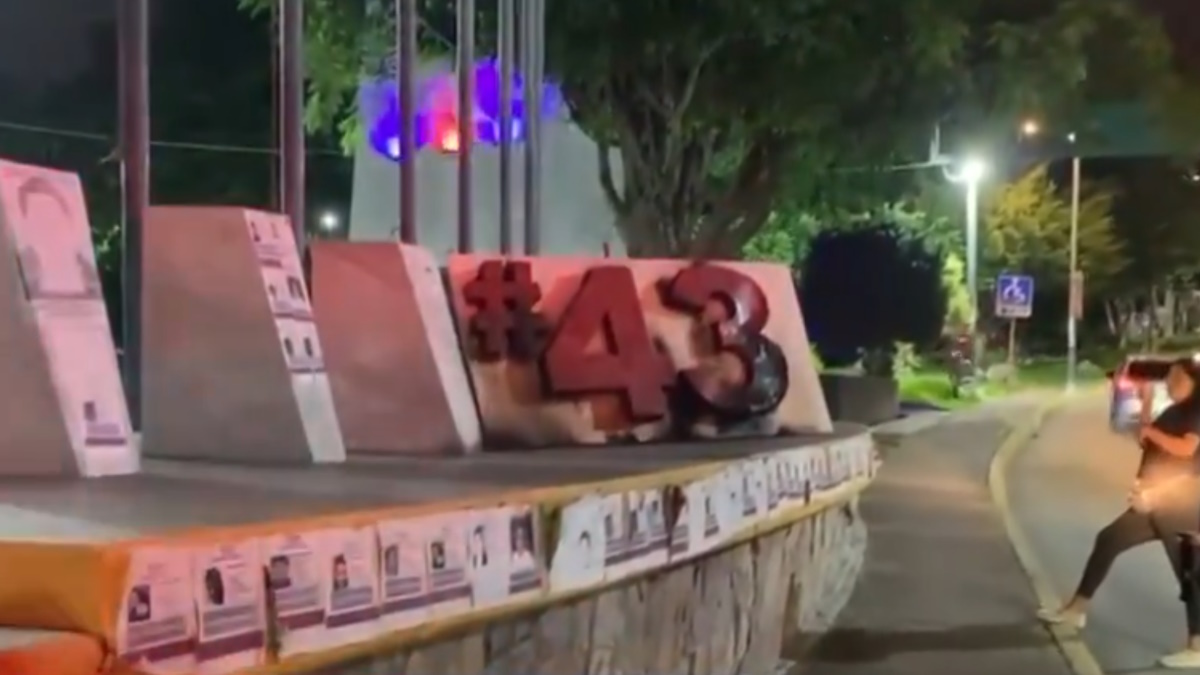 Incendian antimonumento a los 43 normalistas de Ayotzinapa en Chilpancingo