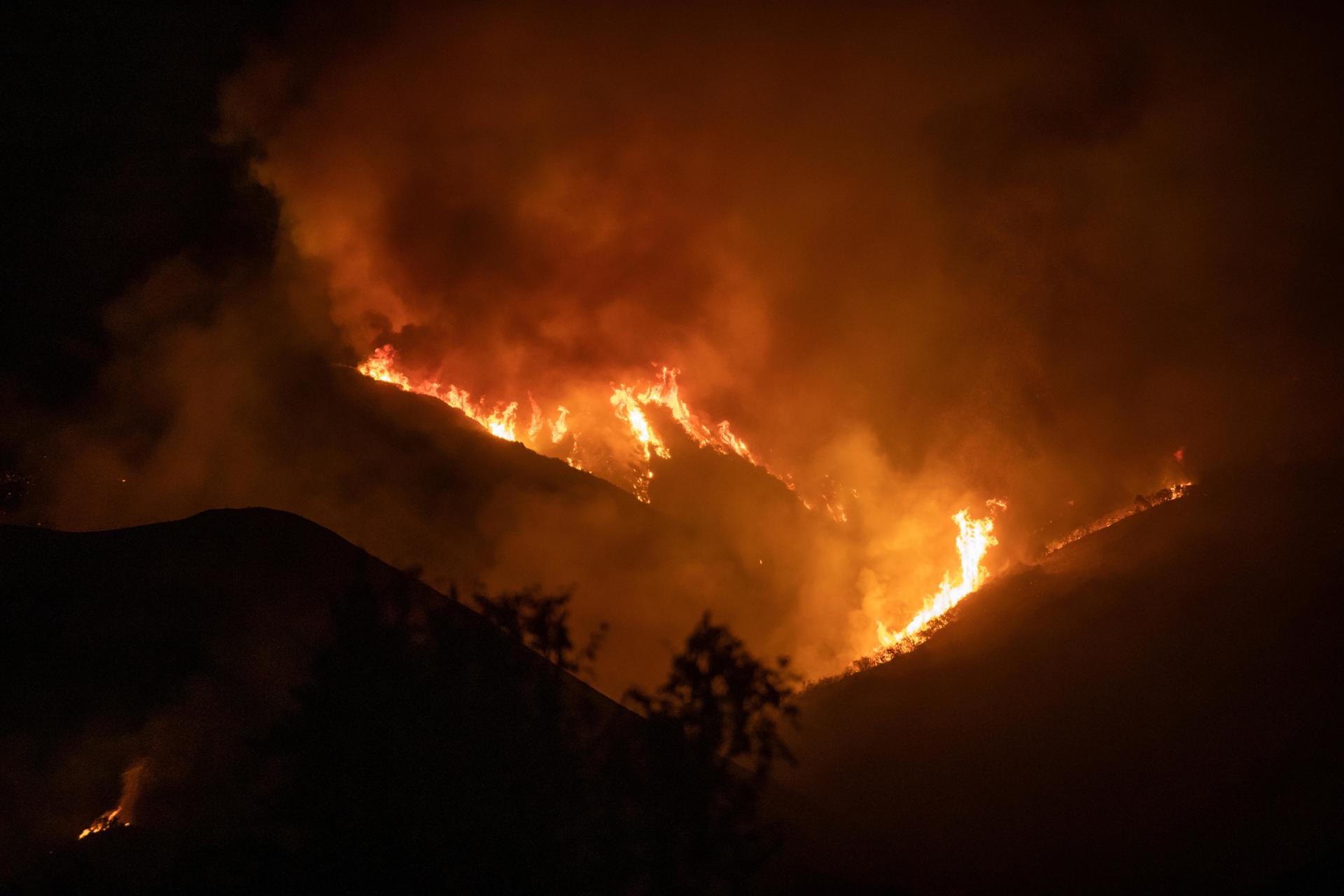 Tres grandes incendios forestales arrasan sin control el sur de California Tres grandes incendios forestales arrasan sin control el sur de California
