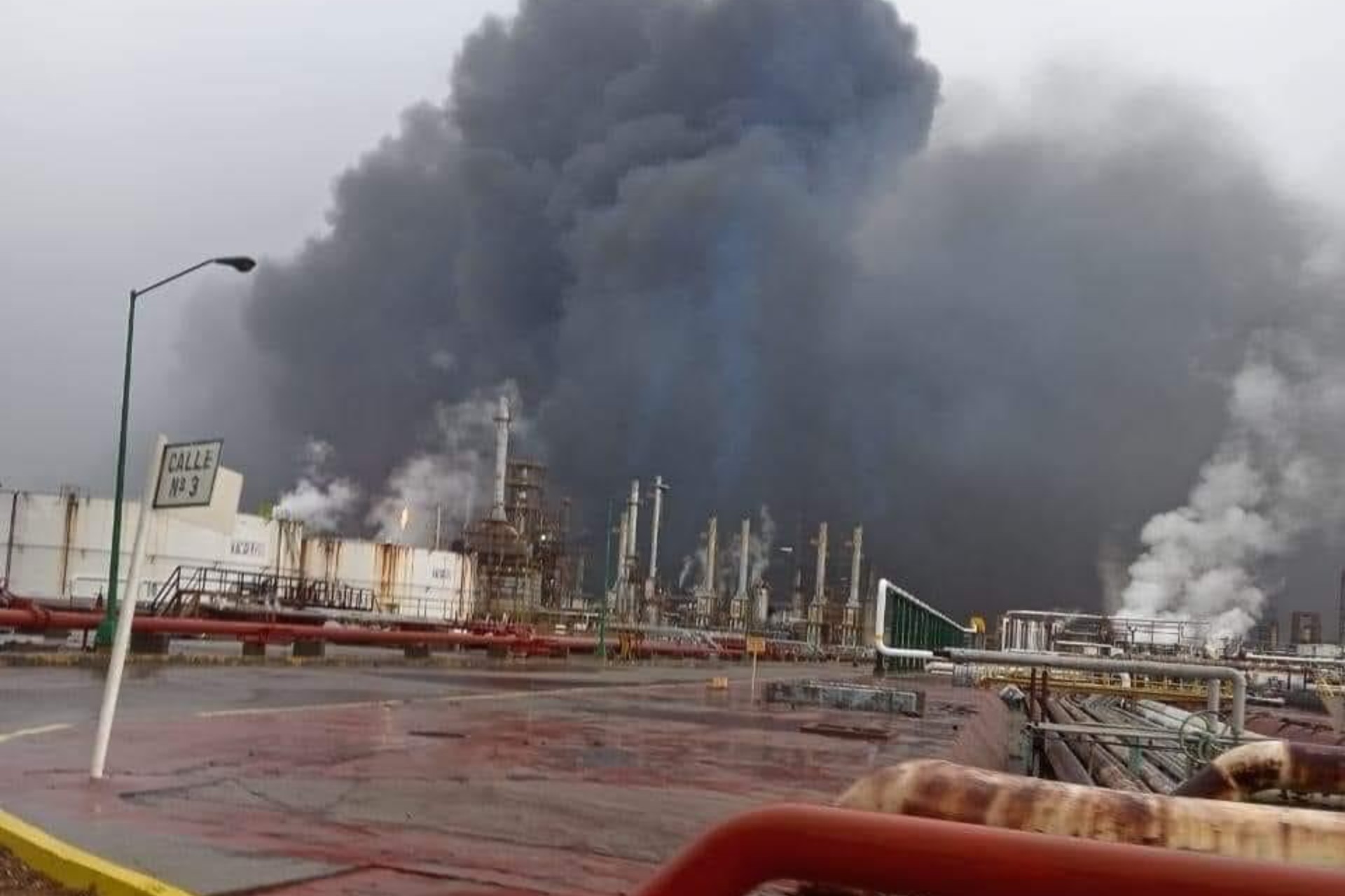 Controlan incendio en refinería de Salinas Cruz, Oaxaca