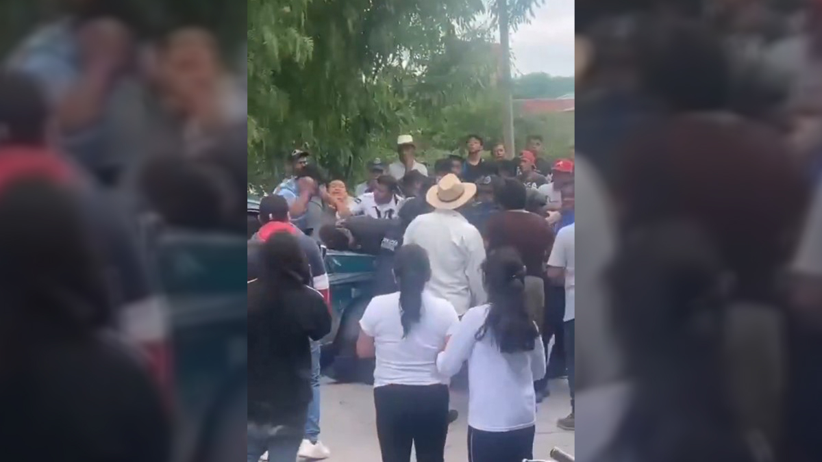 #Video Pobladores se enfrentan a policías en intento de linchamiento a extorsionadores; uno murió
