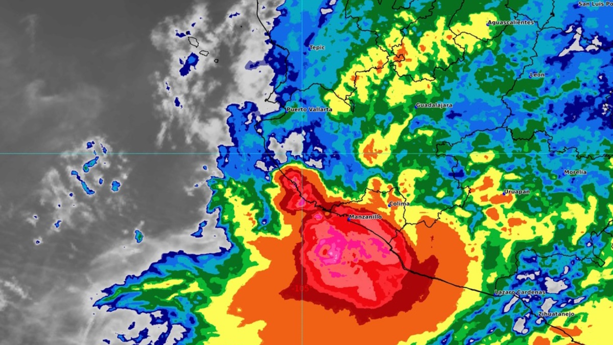 ‘John’ se degrada a baja presión remanente en tierra sobre Michoacán