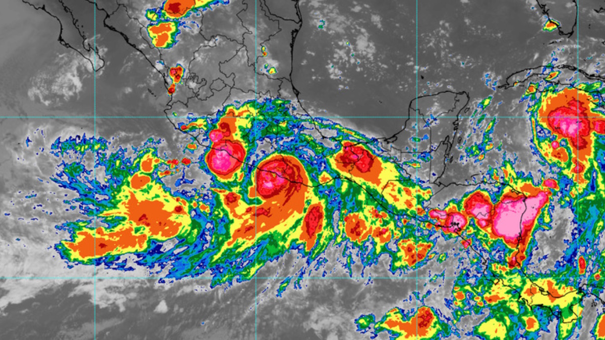 ‘John’ toca tierra como huracán categoría 3 en Marquelia, Guerrero
