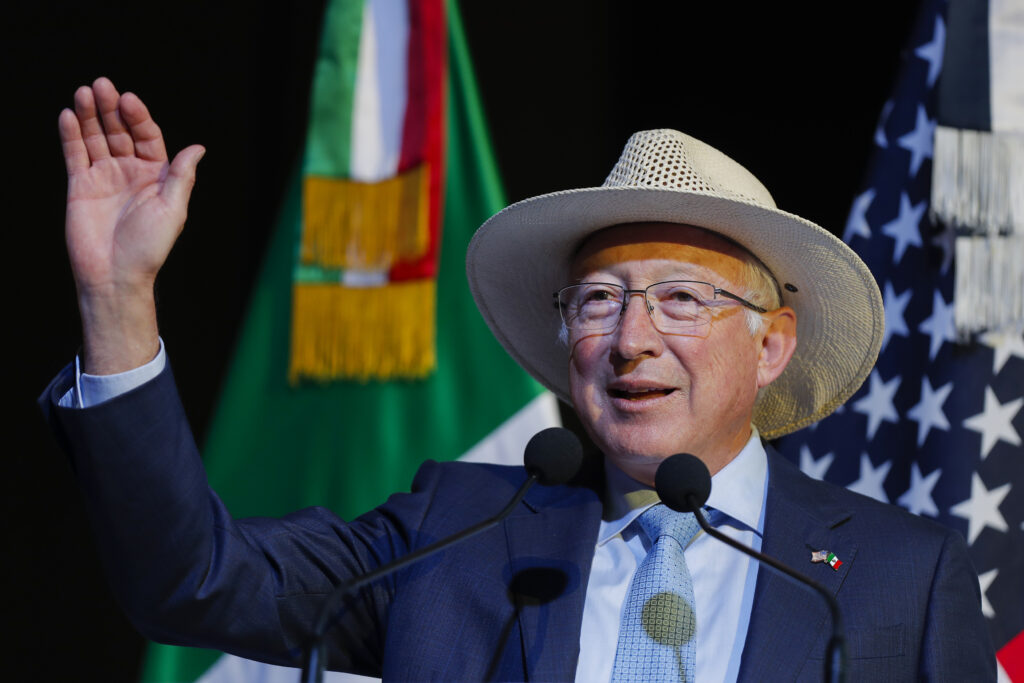 Ken Salazar afirma que México tuvo acceso al avión ligado al traslado de “El Mayo” Zambada