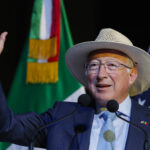 Ken Salazar afirma que México tuvo acceso al avión ligado al traslado de “El Mayo” Zambada