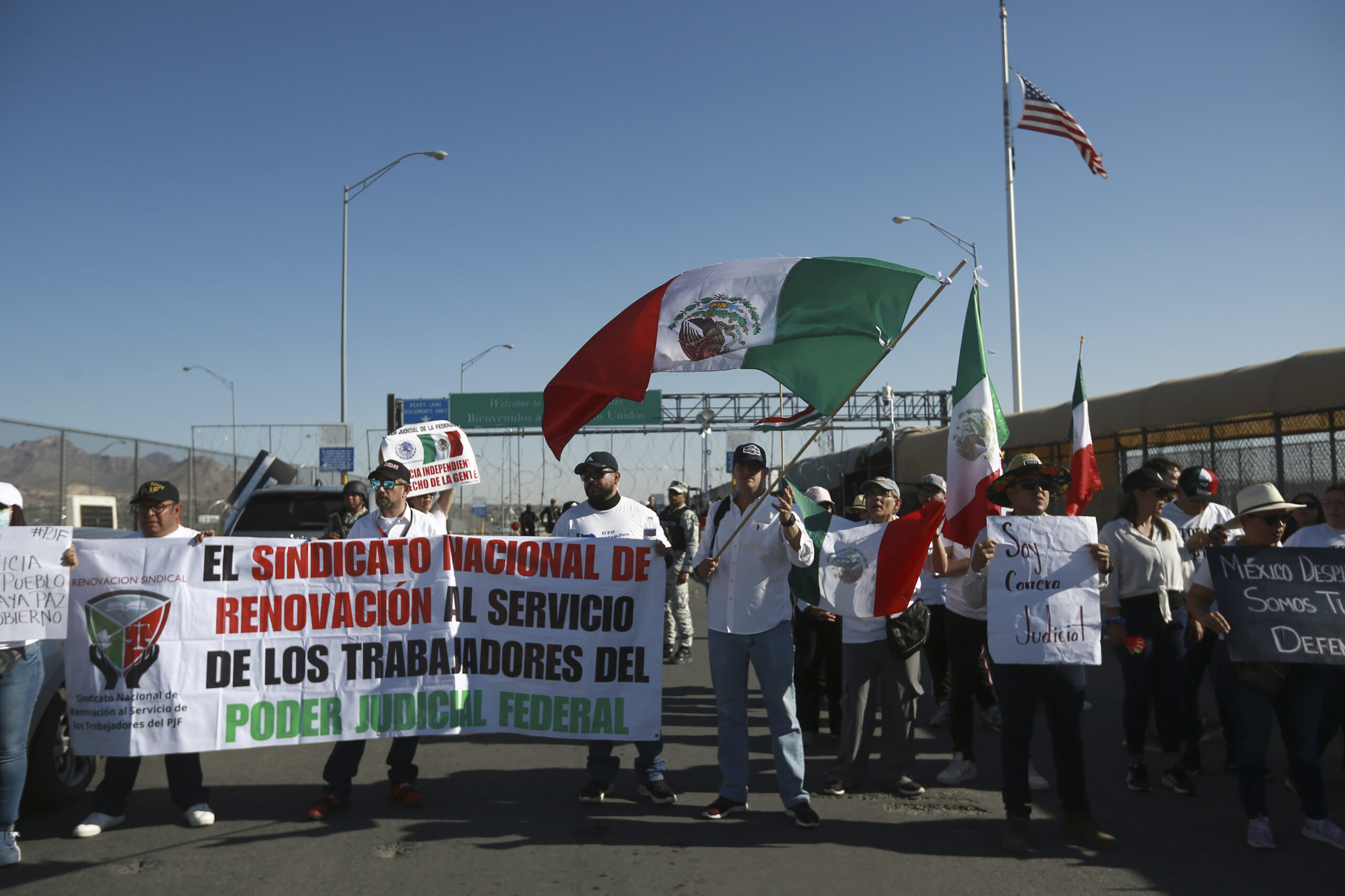 Manifestantes cierran Puente fronterizo México-EE.UU. en protesta contra reforma judicial Manifestantes cierran Puente fronterizo México-EE.UU. en protesta contra reforma judicial