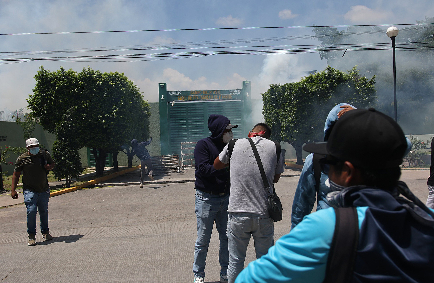 Manifestantes lanzan petardos y provocan incendios frente al Ejército en Iguala Manifestantes lanzan petardos y provocan incendios frente al Ejército en Iguala