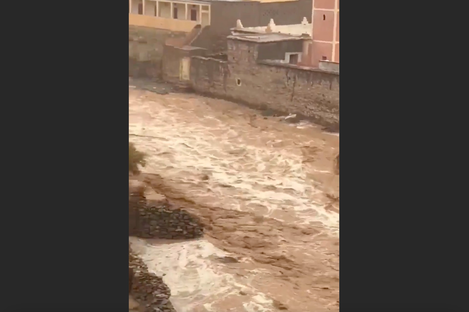 Suben a 10 los muertos por el arrastre de un autobús en las inundaciones de Marruecos