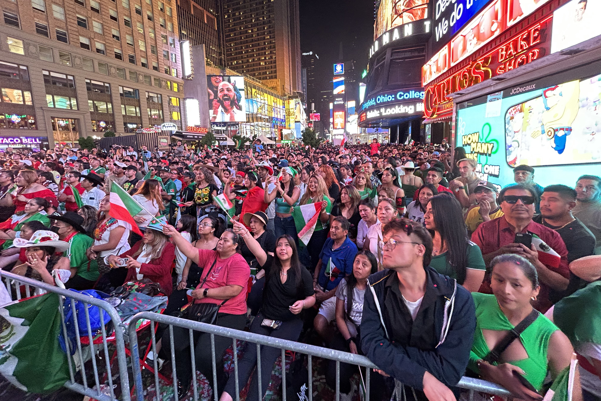 Mexicanos toman Times Square de Nueva York para celebrar el Grito de Dolores Mexicanos toman Times Square de Nueva York para celebrar el Grito de Dolores