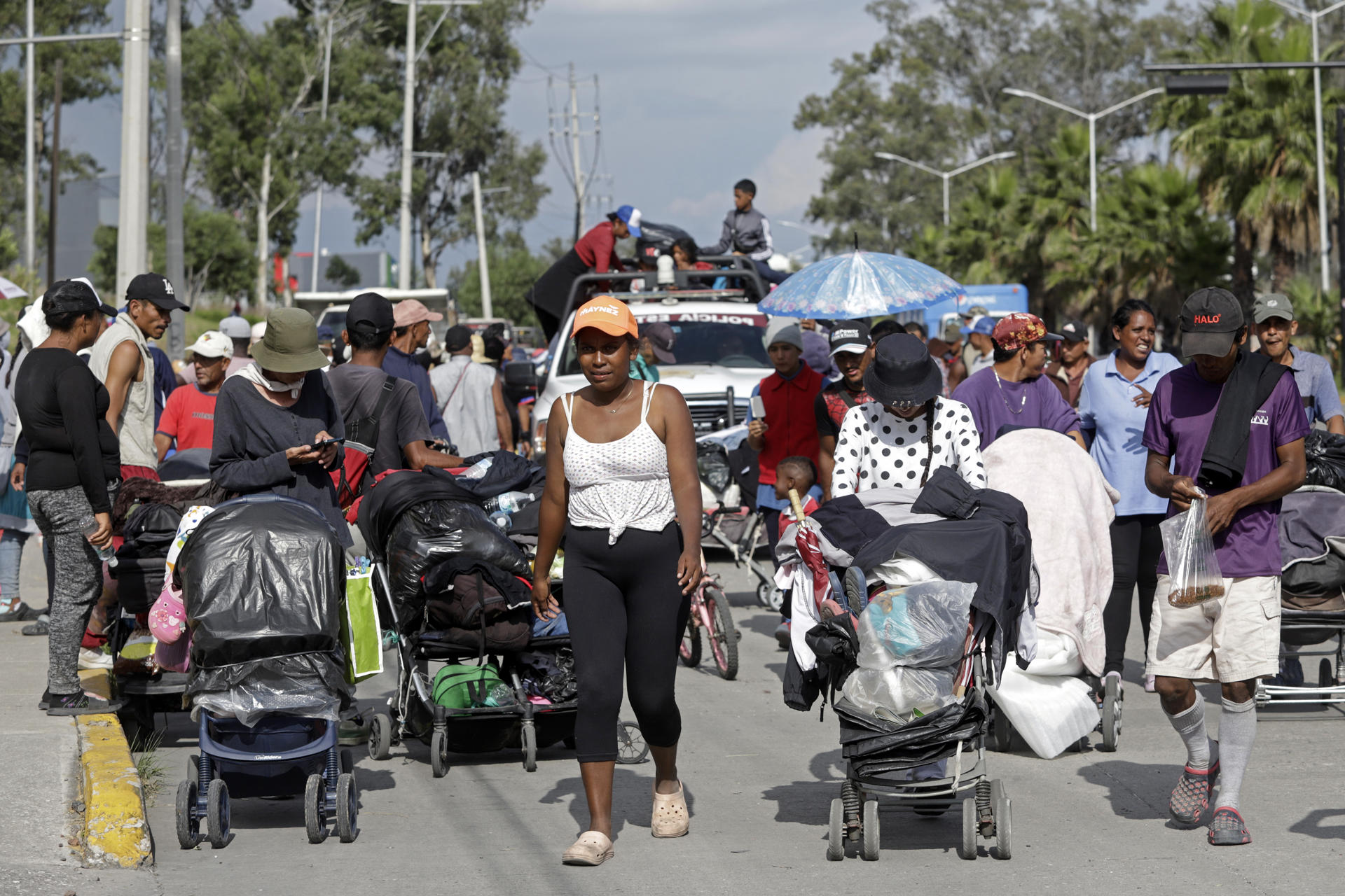 Migrantes piden a Sheinbaum libre tránsito y trato digno