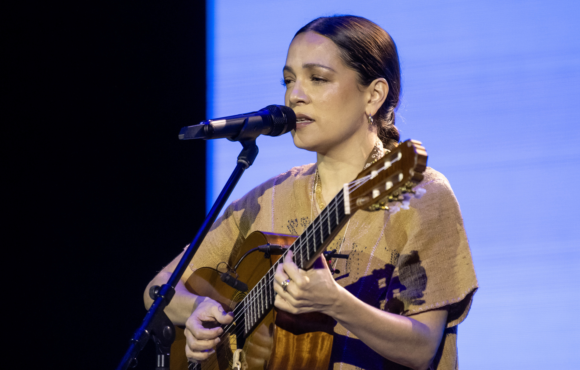 Rolling Stone sitúa discos de Lafourcade y Kevin Kaarl entre los tres grandes en español
