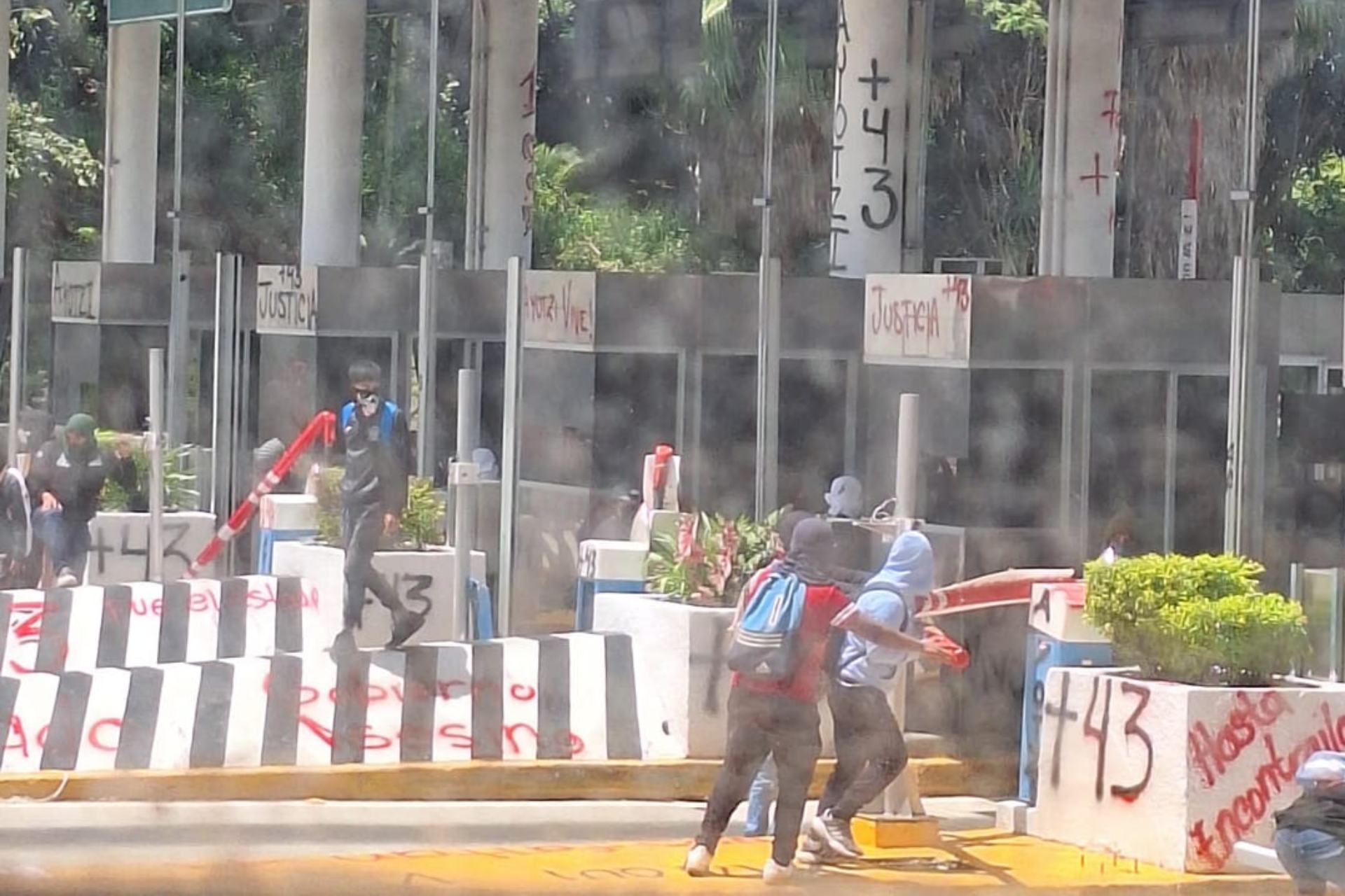 Presuntos normalistas vandalizan caseta de Palo Blanco, en la Autopista del Sol Presuntos normalistas vandalizan caseta de Palo Blanco, en la Autopista del Sol