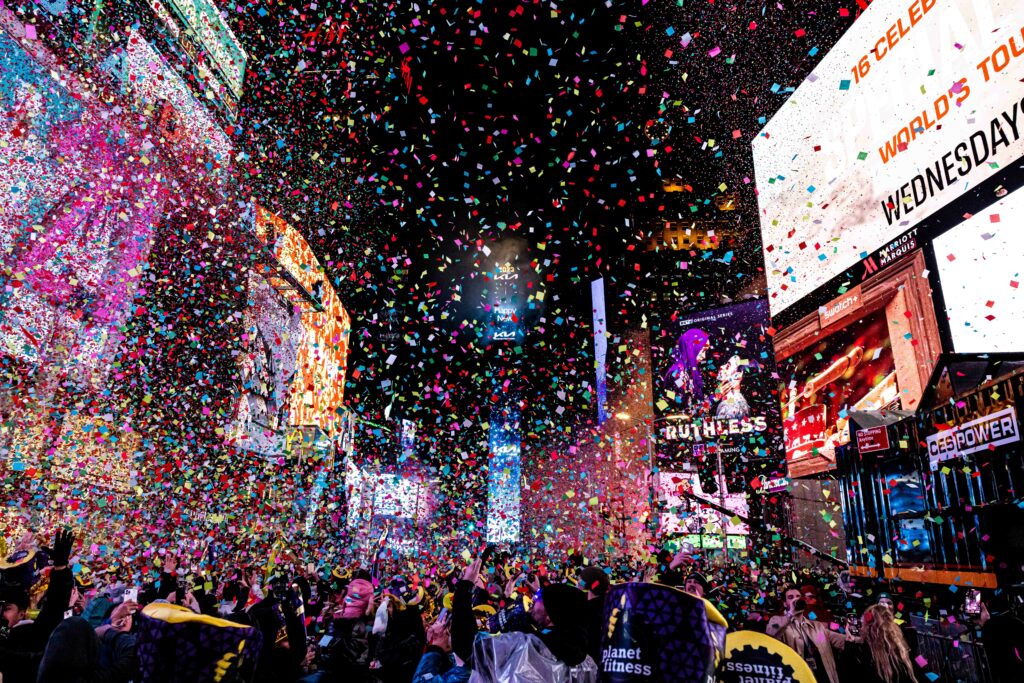 #FOTOS La magia de las festividades en Nueva York - nye2023-michaelhullphoto-768-1024x683