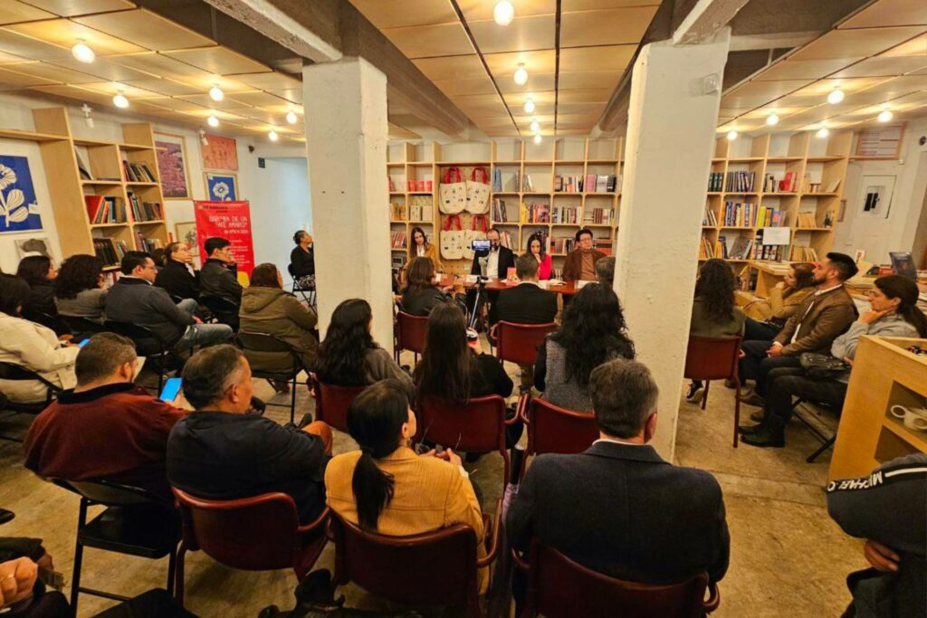 Presentan el libro "Bitácora de un café amargo", de la escritora Mon M. Silva - presentacion-libro-bitacora-de-un-cafe-amargo-mon-m-silva-1024x683