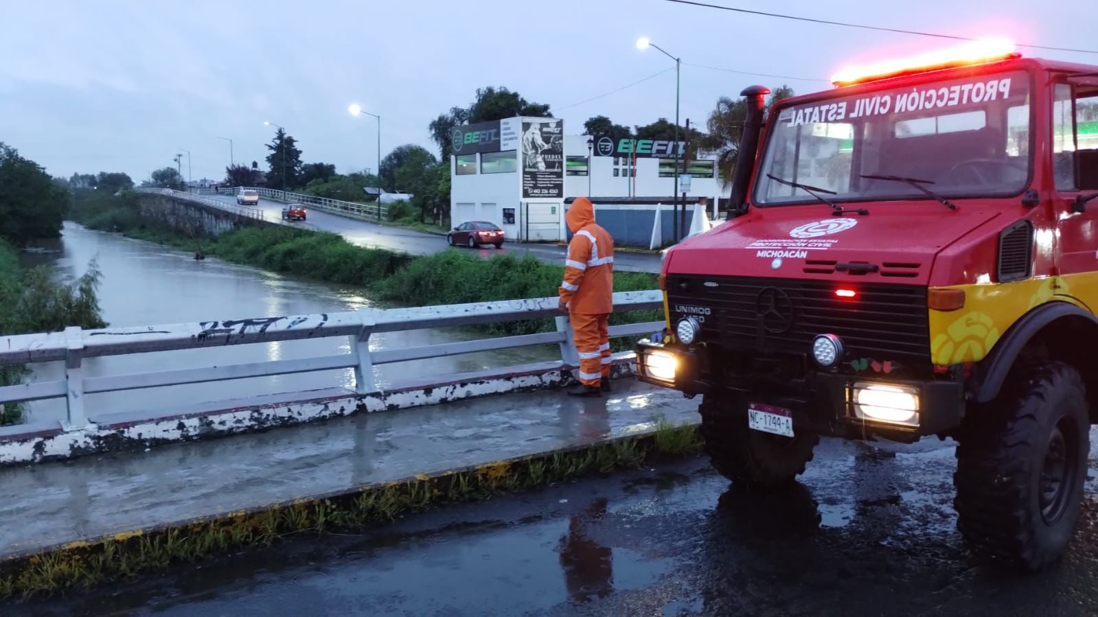 ‘John’ toca tierra en Michoacán como tormenta tropical