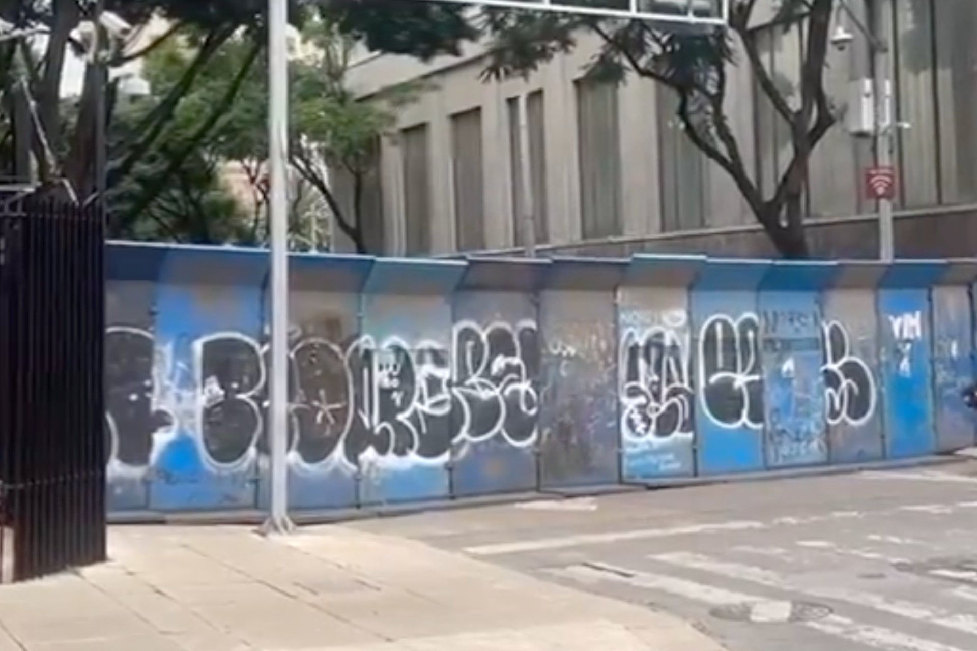 Senado de la República amanece amurallado y con presencia de policías