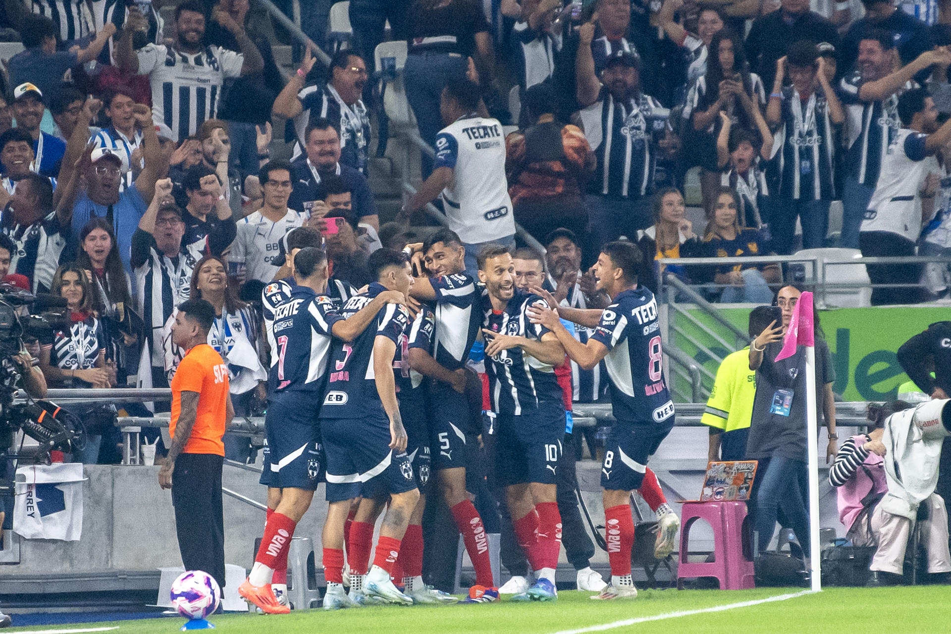 Chivas sorprende en Pachuca, América golea a Santos y Rayados se lleva el clásico regio