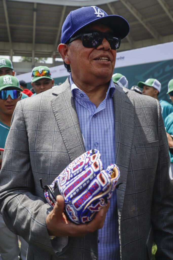 El hombre que miraba al cielo: Fernando Valenzuela - 57fdd1fca1a907a14873c83c25442d286af009a2w-683x1024