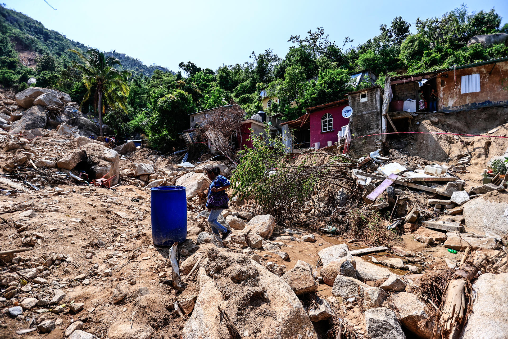 Huracán “John” desplaza a cientos de familias en Acapulco, Guerrero Huracán “John” desplaza a cientos de familias en Acapulco, Guerrero