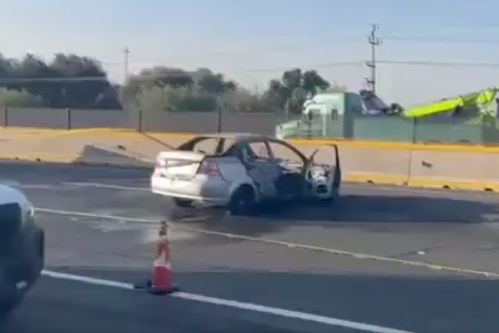 Abandonan auto con cuerpos calcinados en la autopista México-Puebla