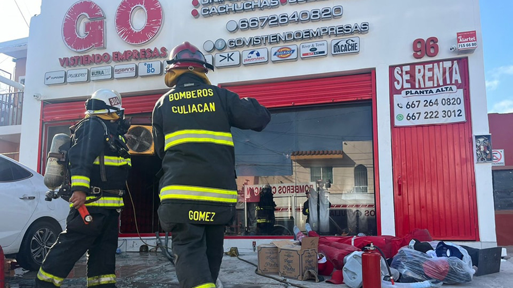Incendian negocio de uniformes en Culiacán