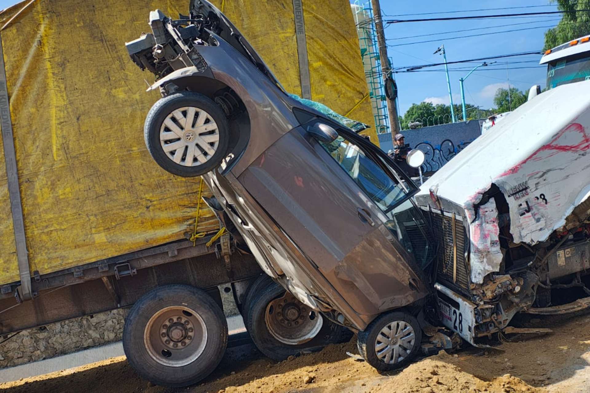 Carambola en la autopista México-Puebla deja al menos 10 lesionados
