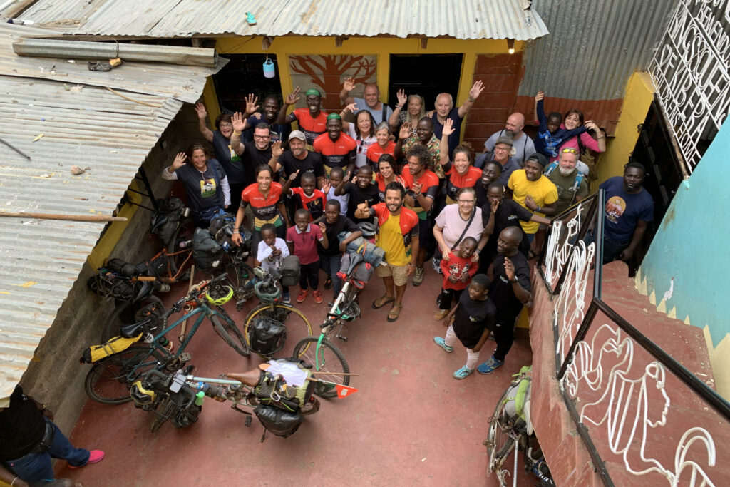 La aventura solidaria de recorrer en bicicleta 12 mil km entre Europa y África - caravana-ciclista-por-africa-1024x683