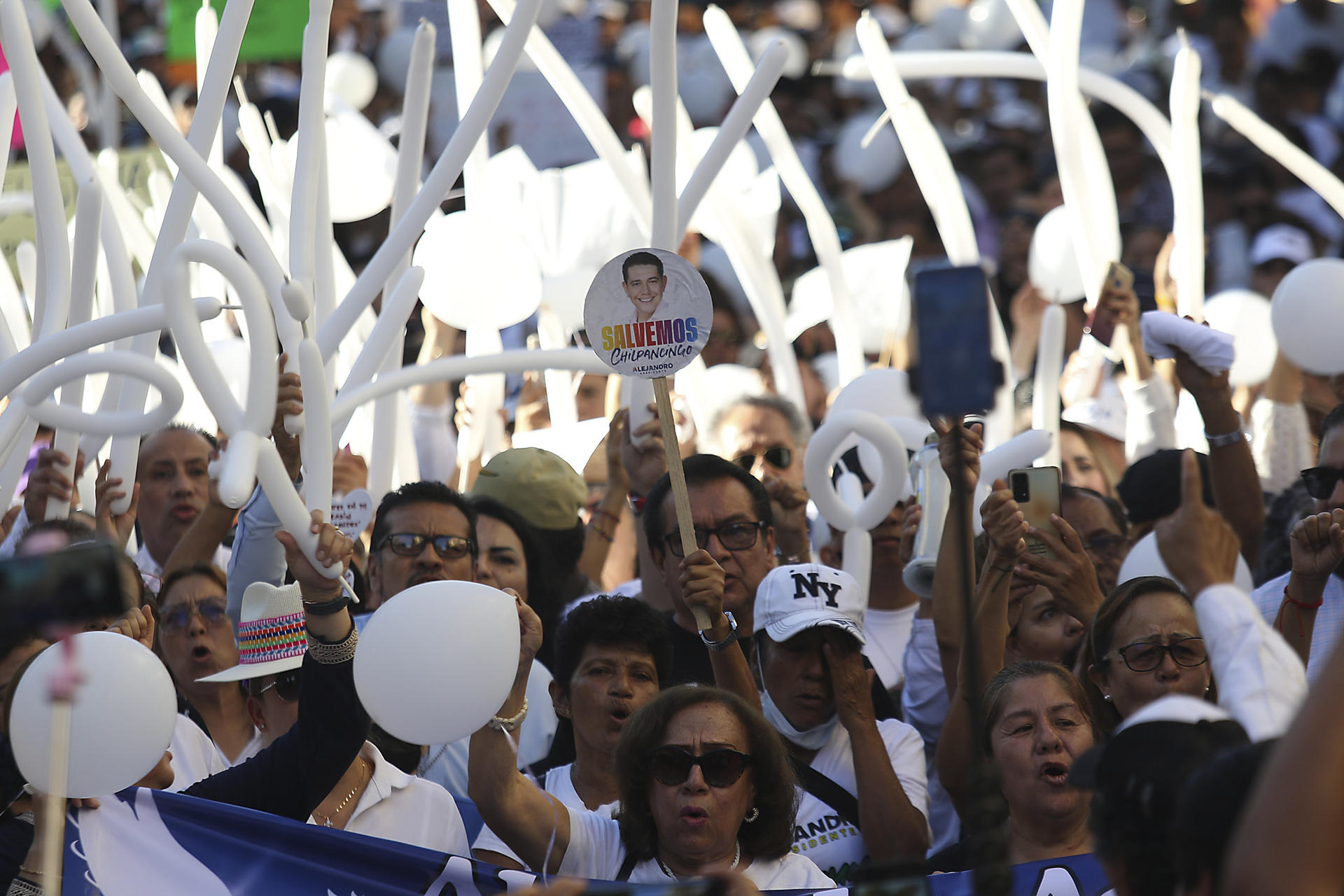 Miles de personas marchan en Chilpancingo para exigir justicia por el asesinato del alcalde Alejandro Arcos