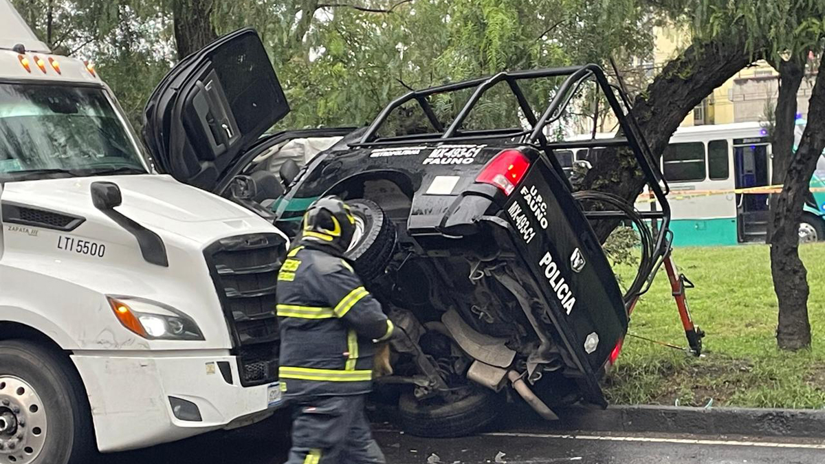 Tráiler choca patrulla sobre la Calzada Zaragoza; murió un policía Tráiler choca patrulla sobre la Calzada Zaragoza; murió un policía