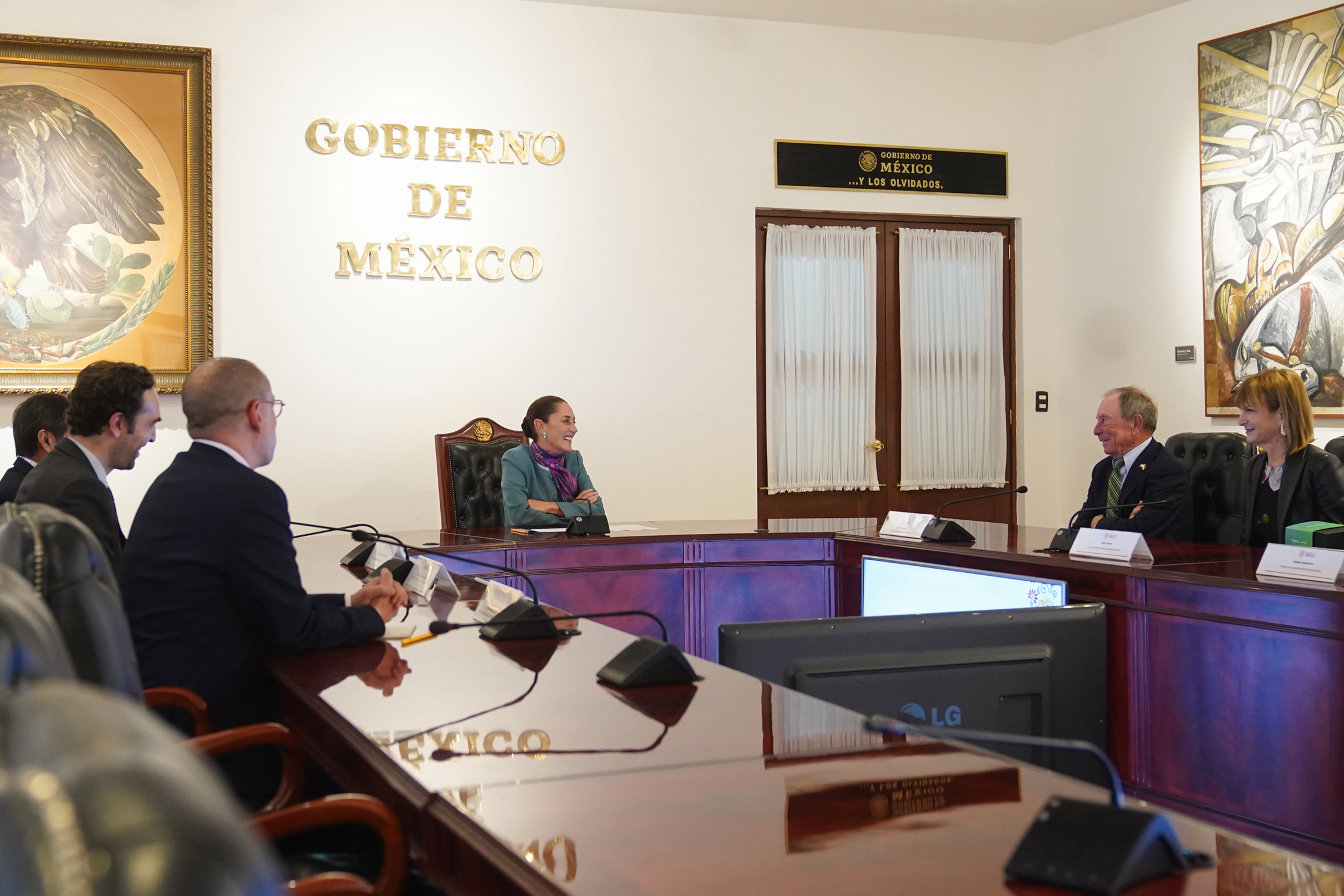 Claudia Sheinbaum recibe en Palacio Nacional al empresario Michael Bloomberg