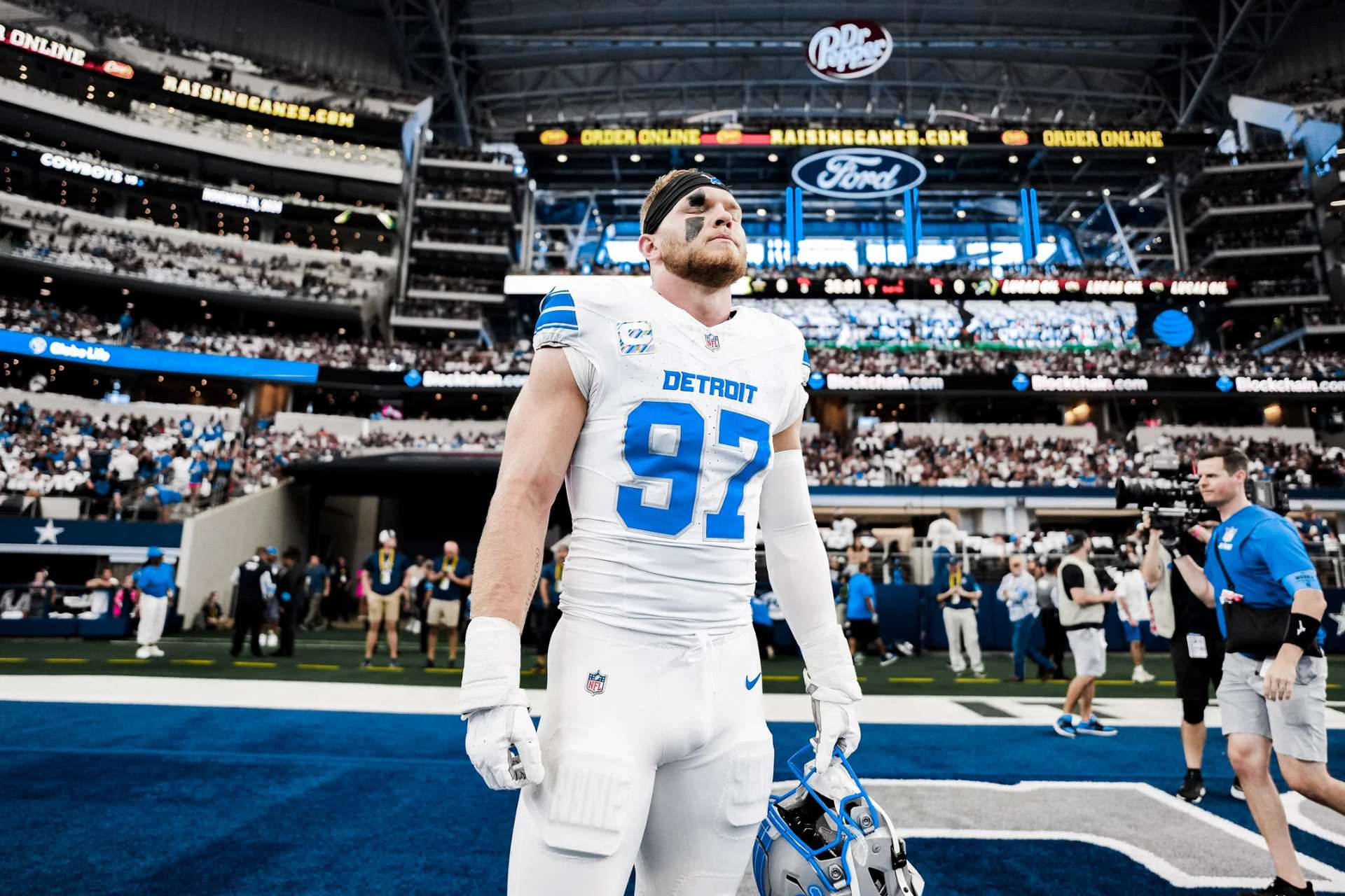 Lions confirman que Aidan Hutchinson se perderá la campaña por fractura de tibia y peroné