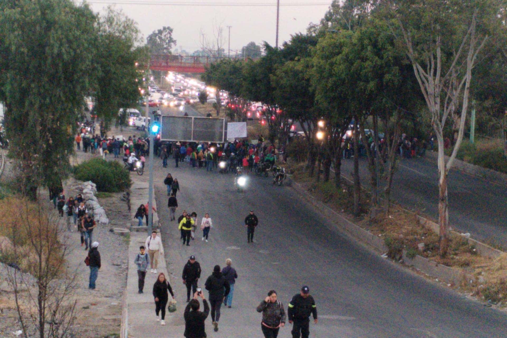 Trabajadores bloquean las principales avenidas de Ecatepec, Edomex
