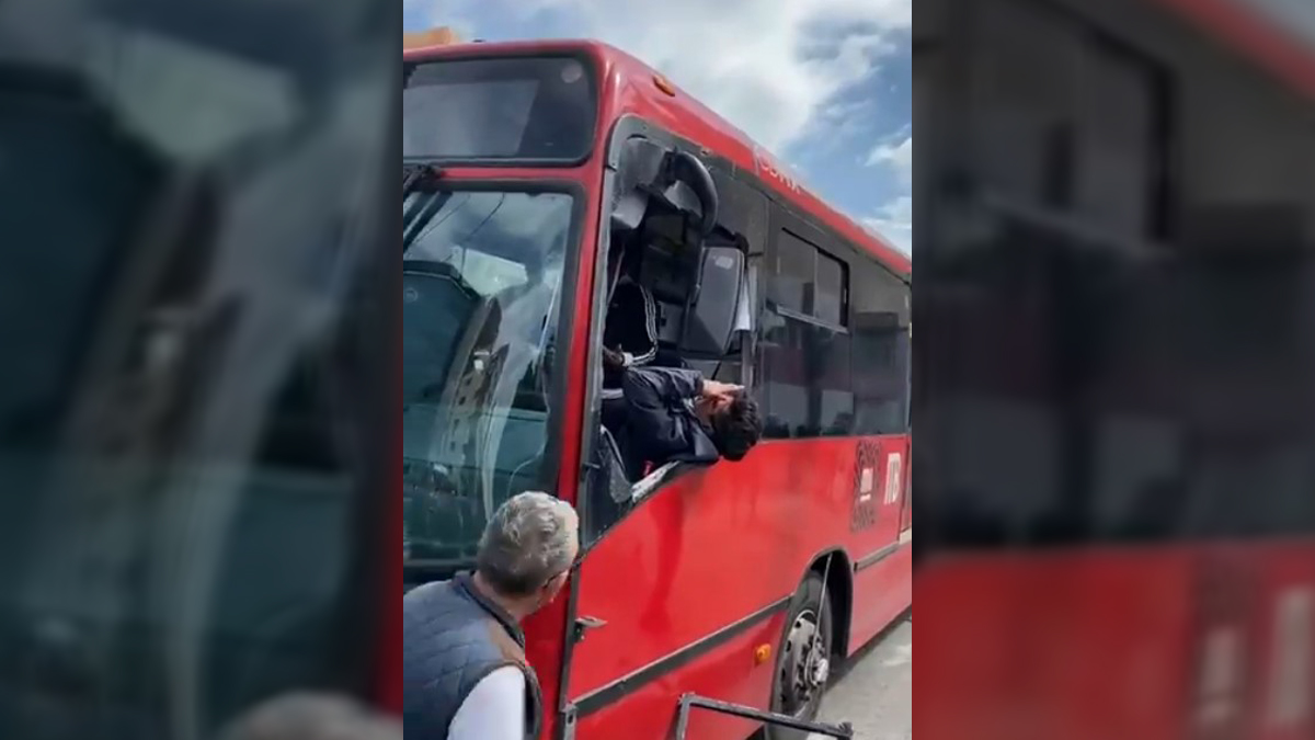 #Video Empujón desata riña en Metrobús; sujeto estrelló a otro contra vidrio hasta romperlo