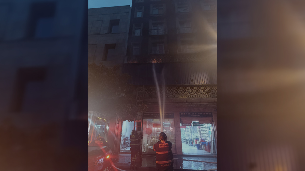 Incendio consume bodega en edificio de CDMX; rescatan a mujer y su mascota Incendio consume bodega en edificio de CDMX; rescatan a mujer y su mascota