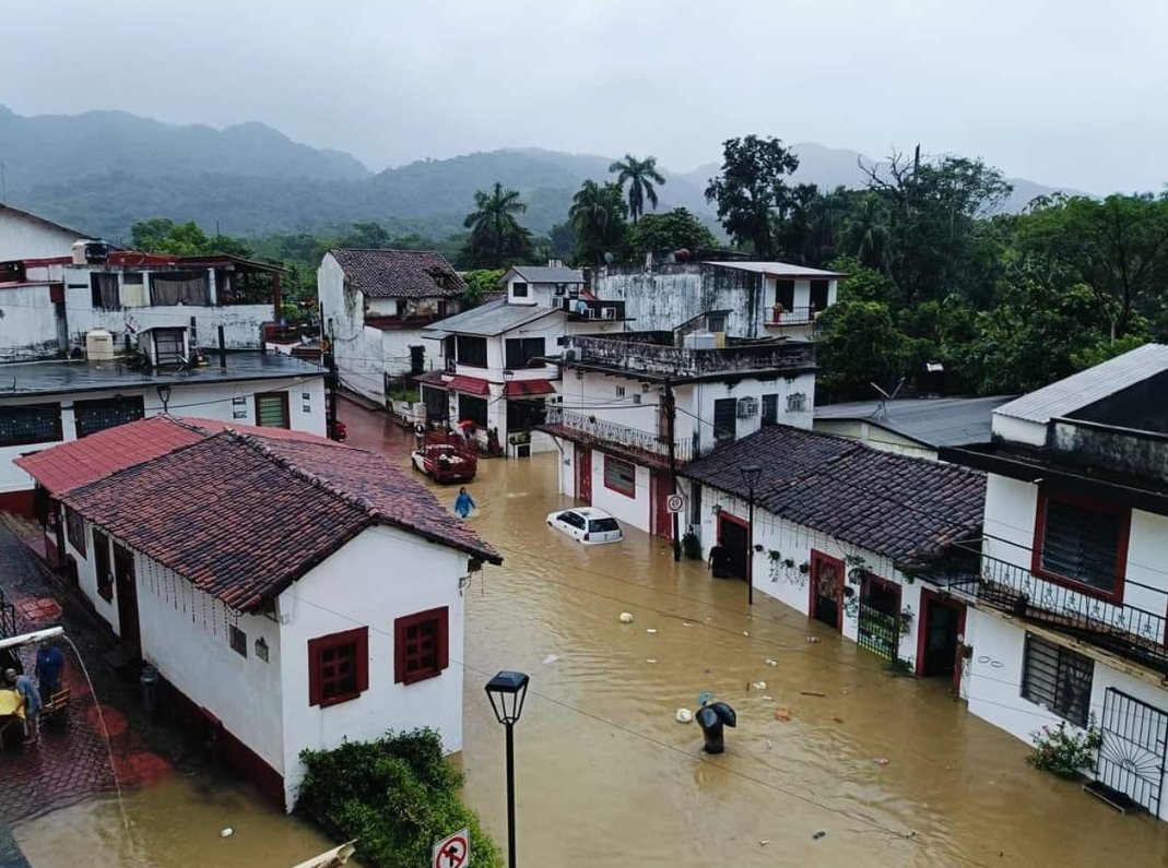 Se inunda pueblo mágico de Tapijulapa por desbordamiento de ríos